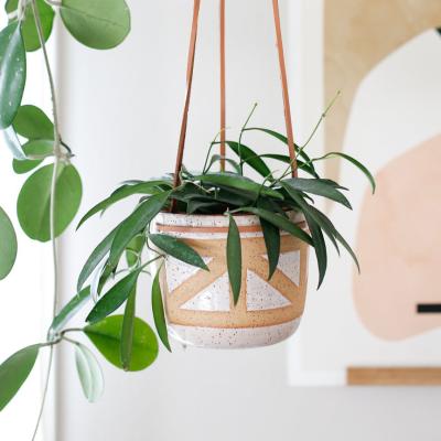 China Modern Fashionable Indoor Outdoor Wholesale Ceramic Wall Mounted Garden Hanging Planter Pot for sale