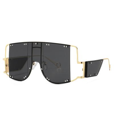 China Fashion Big Metal Frame Fashionable Sun Glasses Sunglasses Windproof Display for sale