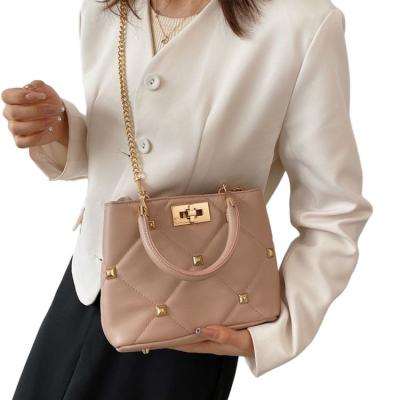 China 2021 Fashion Summer New Chain Handbag Ladies Shoulder Messenger Rivet Female Bag for sale