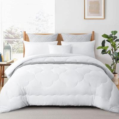 China Soft Four Season Plush White Comforter Polyester/Cotton Double Quilt Lightweight Core Medium Bed With Corner Label Down Substitute for sale