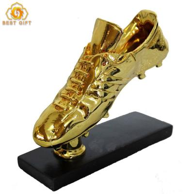 中国 Europe Gold Resin Soccer Boot Champions Awards Custom Trophy 販売のため