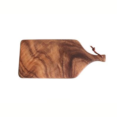 China Viable Wholesale Custom White Engravable Tray Acacia Wooden Serving Cutting Board with Handle for sale