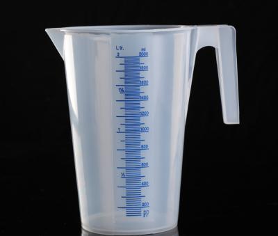 China 2000ML Sustainable Food Grade PP Material Plastic Measuring Cup With Handle for sale