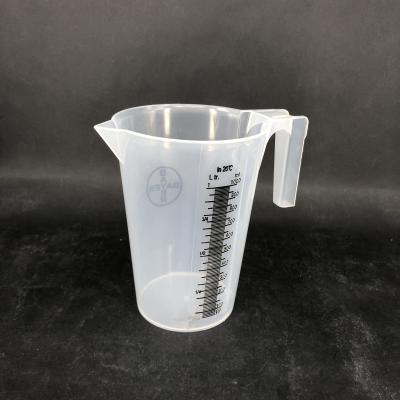 China 1000ML Sustainable Food Grade PP Material Plastic Measuring Cup With Handle for sale