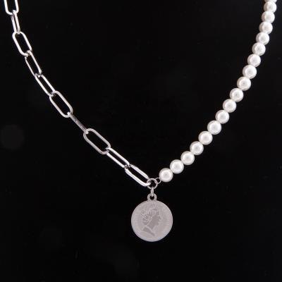 China Trendy Asymmetric Baroque Queen Elizabeth Pendant Necklace Pearl Paperclip Chain Necklace Coin Coin for sale