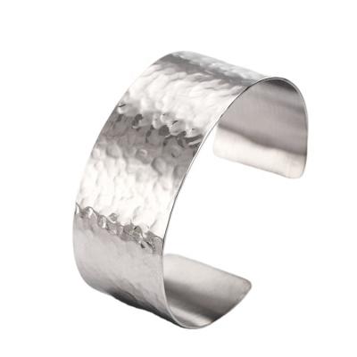 China New Arrival CLASSIC Wide Metal Hammer Grain Bangle Classic Open Bangle C Shape Cuff Bangle for sale