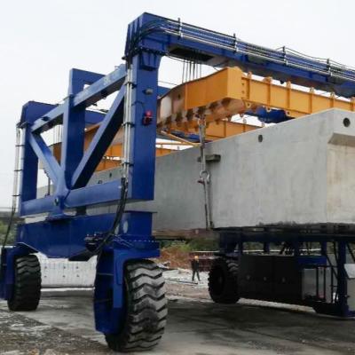 Chine La Chambre préfabriquée écartent les jambes le transporteur que la grue 120T a fortement adapté aux besoins du client pour écarter les jambes la grue de conteneur de transporteur à vendre