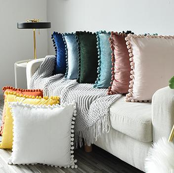 China SIPEIEN Cozy Decorative Tile Covers Pom Poms Solid Color Velvet Cushion Cover for sale