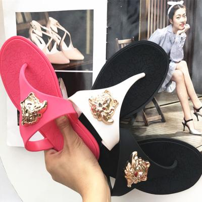 China 2022 Wholesale Anti-slippery Fashion Jelly Ladies VE Head Women's PVC Flip Flop Beach Slippers The Latest To Freeze Summer Shoes For Women for sale