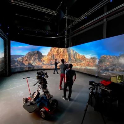 China Immersive Screen VFX VP Production Stage VR XR Movie Studio Indoor Virtual Wall 7680hz HD P2.6 Indoor Led Display Screen for sale