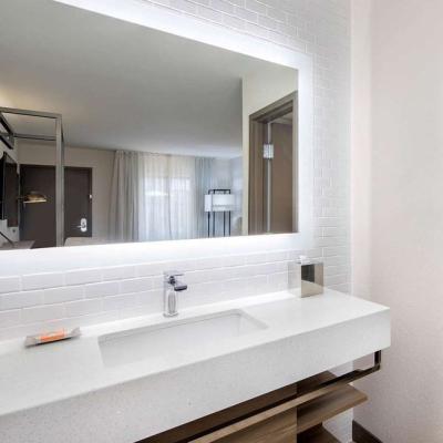 China Modern Artificial Crystal White Bathroom Counter Top Quartz Vanity Top for sale