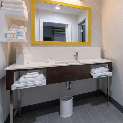 China Modern American Hampton Inn Bathroom Vanity Cabinet Hotel Base Chrome Steel Chain Support Hotel Furniture for sale