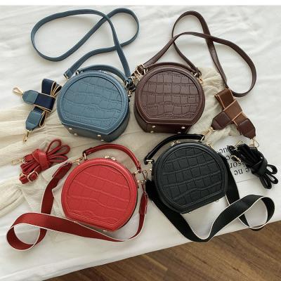 China Retro Fashion Trend Ladies One-Shoulder Small Bag New Fashion Female Trendy Small Messenger Portable Round Bag for sale