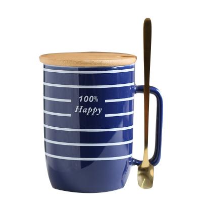 China Sustainable Ridged Blue White Ceramic Water Mug Drink Mug With Wooden Lid And Stainless Steel Spoon for sale