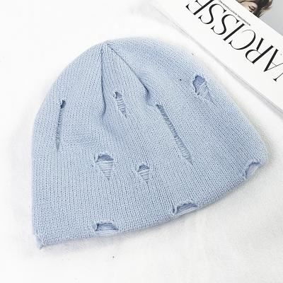 China 2021 COMMON Custom Logo White Knitted Winter Hats Womens Mens Distressed Beanie Hat for sale