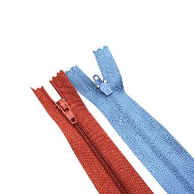 China Good Quality Nylon No.3 No.5 No.7 No.8 Automatic Lock Cheap Zippers for sale