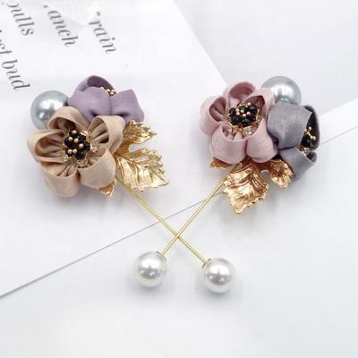 China Custom Pearl Brooches Korean Women's ALLOY Factory Supply Cloth Brooches Fashion Long Pin Flower Clothes Brooches Women for sale