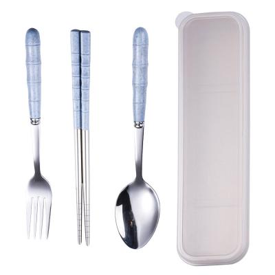 China Portable Student Stocked 3pcs Japan Style Wheat Straw Handle Spoon Fork Chopsticks 304 Stainless Steel Cutlery Sets for sale