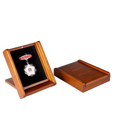 China Custom Recyclable Hot Sale Small Wooden Emblem Box Commemorative Coin Display Box for sale