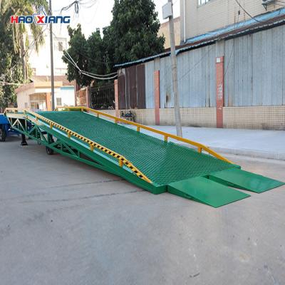 China Green Hydraulic Dock Ramp Portable Truck Loading Ramp For Handling Cargo for sale