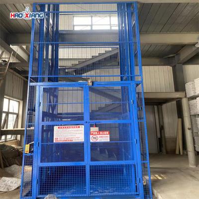 China 2-ton hydraulische vrachtlift - 10 meter hoog, geleid systeem voor industrieel, magazijn, bouwgebruik Te koop