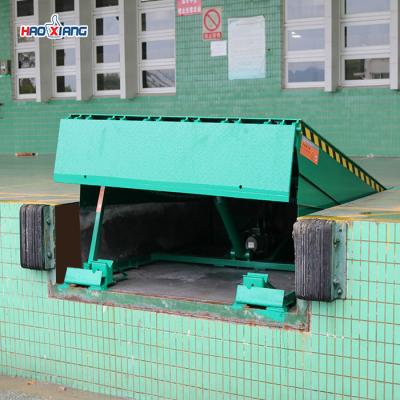 China Non Slip Hydraulic Dock Leveler 6000kg Loading Dock Hydraulic Ramp for sale