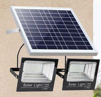 Cina luce di inondazione solare 100W per il giardino che accende protezione IP65 in vendita