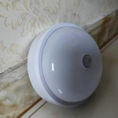 China Indoor Corridor Lighting 20000h Ceiling Mount Motion Sensor Light for sale