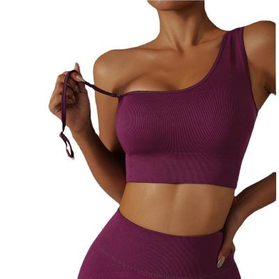 China Breathable New Designs Wholesales Sexy Oblique Shoulder Yoga Bras Gym Sportswear Customized Logos Bras Irregular Shoulder Straps Yoga Bras for sale