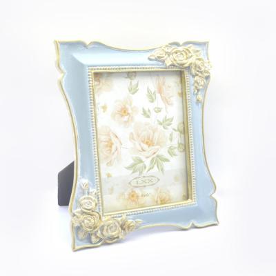 China Environmental Friendly Classic Gold Polyresin Antique Silver Picture Frame For Home Decoration for sale