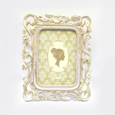 China Eco-Friendly Rectangle Gold Baroque Resin Photo Frame for sale