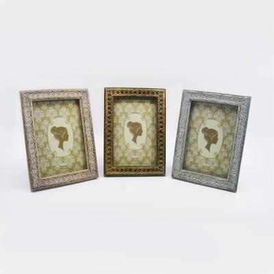 China Environmental Friendly Black Wood And Resin Photo Frame With Brushed Gold Color for sale