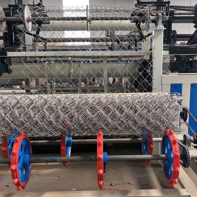 China Full Automatic Diamond Wire Mesh 2 Worm Chain Link Weaving Fence Making Machine With Compact Roll for sale