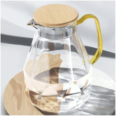 China Sustainable Glass Pitcher With Lid [68 Ounces], Stylish Diamond Design Water Pitcher With Handle High Durability Glass Water Pitcher for sale