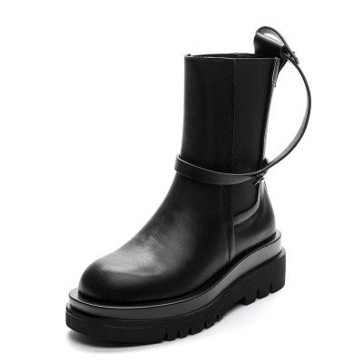 China Lightweight Large Size Leather Platform Shoes Slip On Winter Sable Boots Ankle Growing Women's Fashion Boots for sale