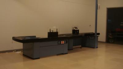 China Blue SPCC Aluminum Supermarket Checkout Counter With Conveyor Belt for sale