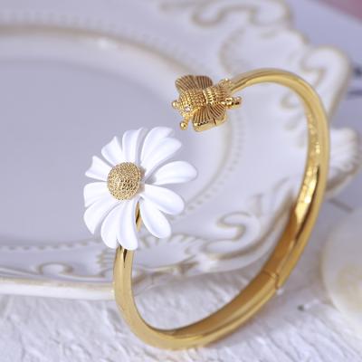 China 2022 New Arrival TRENDY Daisy Flower Brass Alloy Kate Bangle Gold Plated Shovel Bee Bracelet For Women Jewelry for sale