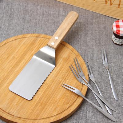 China Durable Stainless Steel Toothed Cake Pie Cutter Server Pizza Shovel With Wooden Handle for sale