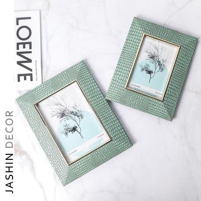 China Two Size Modern Luxury High Quality Optional Creative Metal Photo Frame High Leather Glass Photo Frame for sale