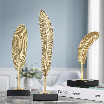 China Nordic traditional pure copper feather ornaments modem golden tree leaves luxury metal decor for living room table tops homewares for sale