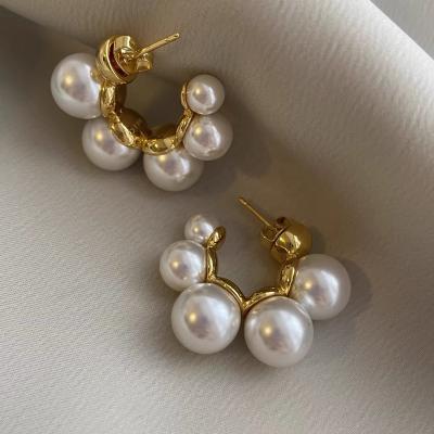 China Fashionable high quality acrylic luxury jewelry stud earrings cc circle pearl female wholesale for sale