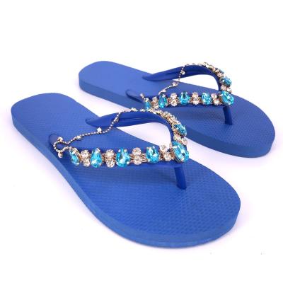 China Fashion Trend PE Women Flip Flop Straps With Metal Chain Platform Beach Slippers for sale