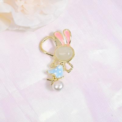 China Jewelry Making Baroque Freshwater Natural Pearl The National Style Jump Rope Rabbit Brooch Fashion Cloak Coat Pendant Pin Female Accessory for sale