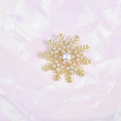 China Jewelry making zhiteng baroque natural freshwater pearl snowflake brooch fashion coat coat pendant pin women accessories for sale