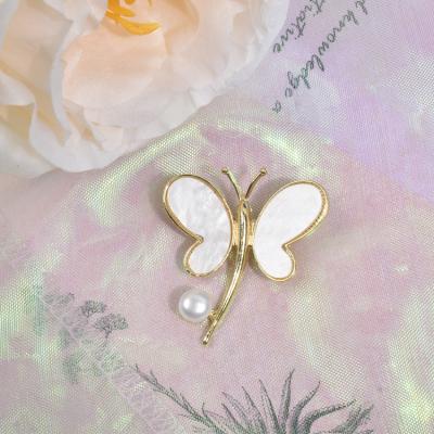 China Jewelry Making Baroque Natural Freshwater Pearl Butterfly Brooch Fashion Coat Coat Dangle Pin Women Flat Accessories for sale