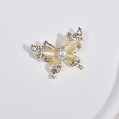 China Jewelry making zhiteng baroque natural freshwater pearl butterfly brooch fashion coat coat pendant pin women flat accessories for sale