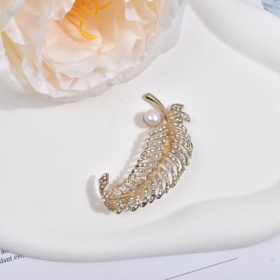 China Jewelry making zhiteng baroque natural freshwater pearl feather brooch fashion coat coat pendant pin women flat accessories for sale