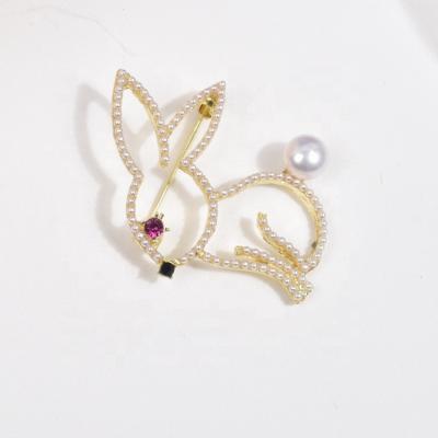 China Jewelry making zhiteng baroque natural freshwater pearl rabbit brooch fashion coat coat accessory flat female pendant pin for sale