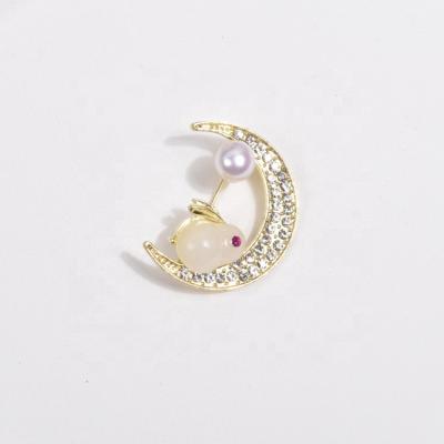 China Jewelry Making zhiteng Baroque Natural Freshwater Jade Rabbit Brooch Fashion Costume Coat Of Pearl Pin Pendant Accessories for sale