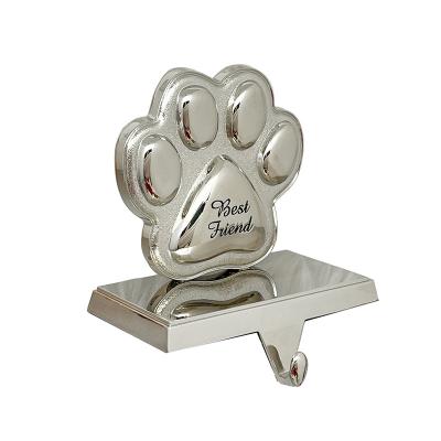 China Christmas Day Decoratiom Christmas Decoration Supplies 3D Dog Paw Silver Metal Mantel Stocking Hanger for Mantel Shelf Rack Table Christmas Decor for sale